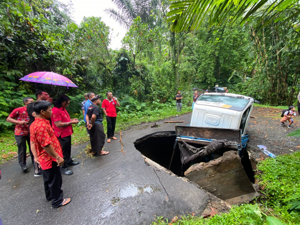 Akses Jalan Menuju Lipah-Kerta Jebol, Truk Bermuatan Pasir Terprosok Ikut Jebol